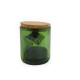 Récipient en verre vert avec bouchon en liège posé dessus. Récipient en verre vert avec bouchon en liège posé dessus.