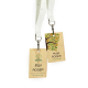 Deux badges en bois clair sur cordons blancs avec marquage visible.