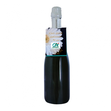 Bouteille de champagne avec accroche-bouteille cartonné imprimé et marquage visible.