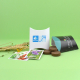 Kit avec étui berlingot imprimé, pastilles de tourbe et sachets de graines colorés, marquage visible.
