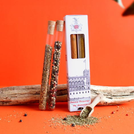 Coffret blanc imprimé avec fenêtre et deux tubes d’épices disposés devant, marquage visible. Coffret blanc imprimé avec fenêtre et deux tubes d’épices disposés devant, marquage visible.