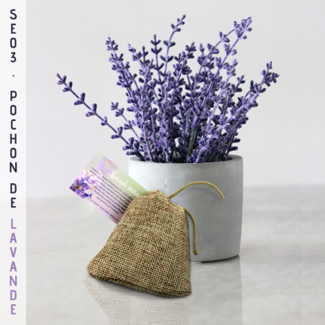 Pochon en toile de jute rempli de lavande séchée avec carte descriptive, bouquet de lavande fraîche en arrière-plan.