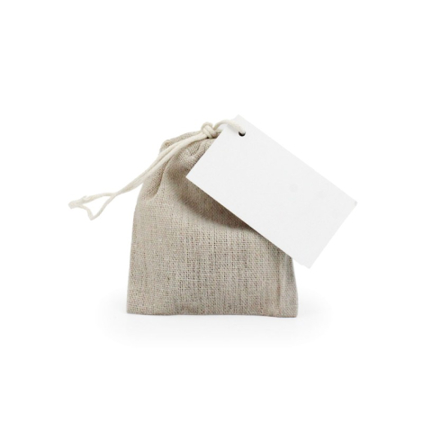 Pochon en toile de jute beige fermé par cordon avec étiquette cartonnée blanche attachée.