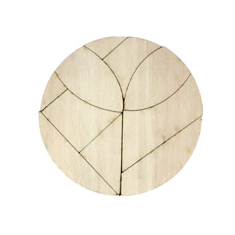 Casse-tête circulaire en bois assemblé avec découpes géométriques visibles.