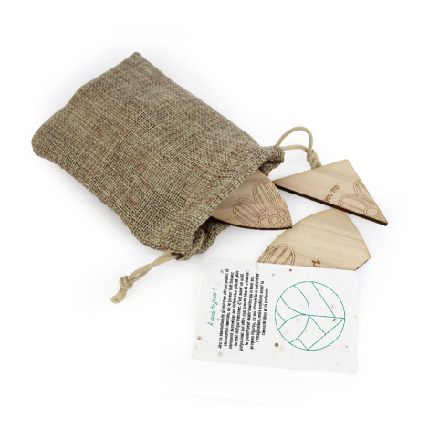 Pochon en toile de jute contenant plusieurs pièces en bois découpées avec fiche explicative