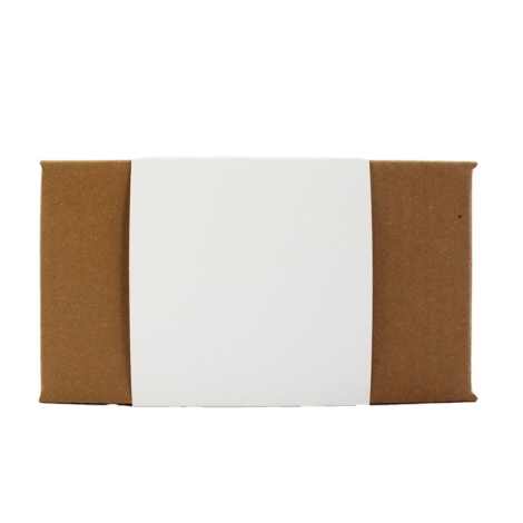Boîte rectangulaire en carton brun avec bandeau blanc en papier, sans personnalisation visible.