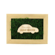 Cadre rectangulaire en bois rempli de mousse verte avec élément bois en forme de voiture fixé au centre, marquage visible.