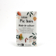 Sachet transparent rectangulaire avec fond imprimé floral, contenant une notice d’utilisation.
