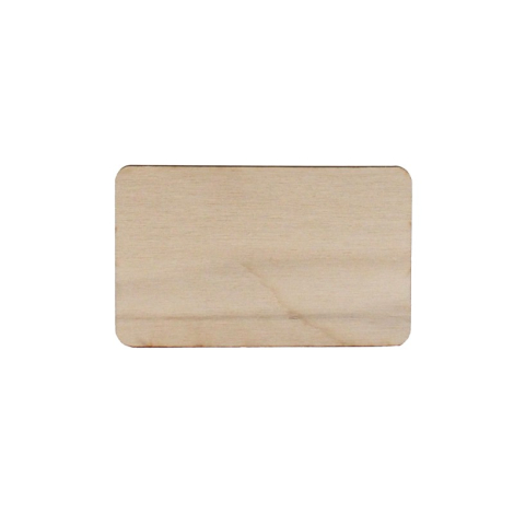 Badge rectangulaire en bois clair avec angles arrondis posé à plat, sans personnalisation visible.