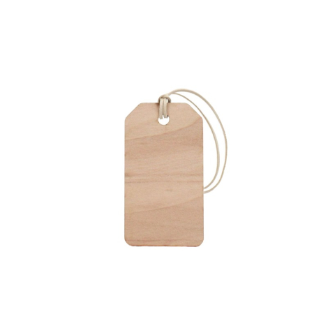 Étiquette rectangulaire en bois clair avec coins biseautés, trou renforcé et cordon clair, sans personnalisation visible.