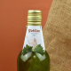 Collerette en papier blanc imprimée fixée autour du goulot d’une bouteille de vin, impression colorée visible sur la face avant.