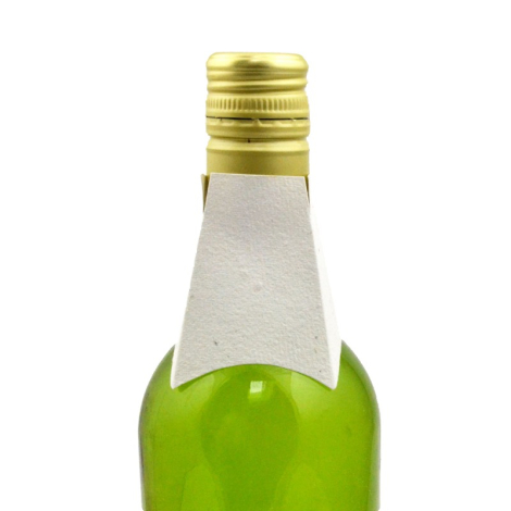 Collerette en papier blanc fixée autour du goulot d’une bouteille de vin, sans personnalisation visible.