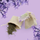 Deux pochons en toile de jute remplis de lavande séchée, l’un ouvert laissant les fleurs se répandre, l’autre fermé avec étiquet