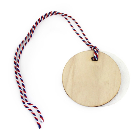 Médaillon rond en bois clair et médaillon en papier blanc attachés par ficelle torsadée tricolore, sans personnalisation visible