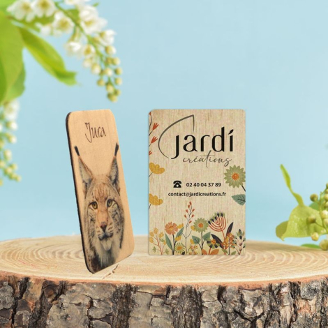 Deux magnets rectangulaires en bois clair avec angles arrondis posés sur une surface en bois, l’un imprimé avec portrait animal 