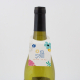 Collerette rectangulaire en papier blanc fixée autour du goulot d’une bouteille de vin, impression colorée visible sur la face a