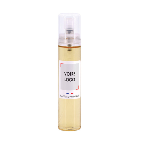 Flacon spray transparent avec bouchon en plastique et liquide jaune pâle, étiquette blanche centrée avec marquage visible.