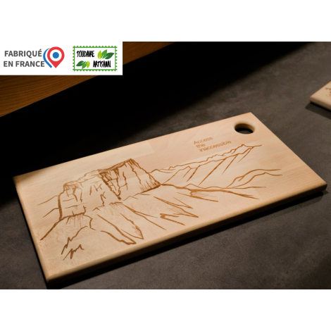 Planche rectangulaire en bois clair taille L, photographiée en perspective sur fond sombre, avec trou circulaire dans un angle, 