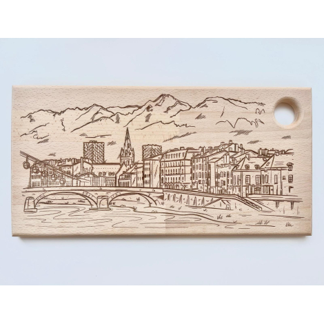 Planche rectangulaire en bois clair taille L, photographiée de face sur fond blanc, avec trou circulaire dans un angle, marquage