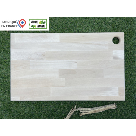Planche à découper rectangulaire en bois clair taille XL, vue de face sur fond végétal, avec trou circulaire dans un angle, surf