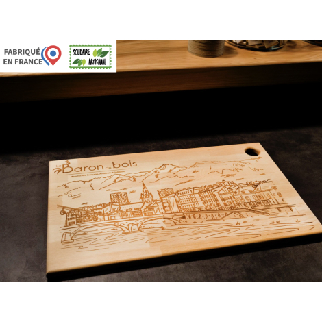 Planche à découper rectangulaire en bois clair taille XL, photographiée en perspective sur fond sombre, avec trou circulaire dan