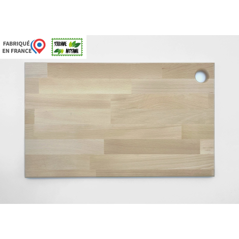 Planche à découper rectangulaire en bois clair taille XL, photographiée de face sur fond blanc, avec trou circulaire dans un ang