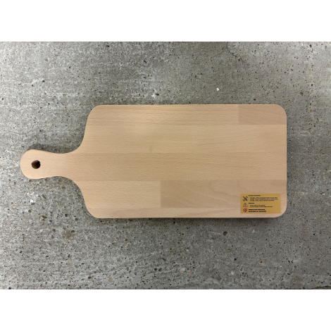 Planche rectangulaire en bois clair avec manche et trou de suspension, photographiée de face sur surface minérale, étiquette rec
