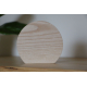 Trophée en bois clair de forme semi-circulaire, photographié de face sur une étagère, surface plane avec veines du bois visibles