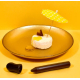Crayon d’assaisonnement posé à côté d’un dessert sur assiette, sans personnalisation visible.
