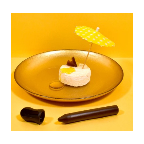 Crayon d’assaisonnement posé à côté d’un dessert sur assiette, sans personnalisation visible.