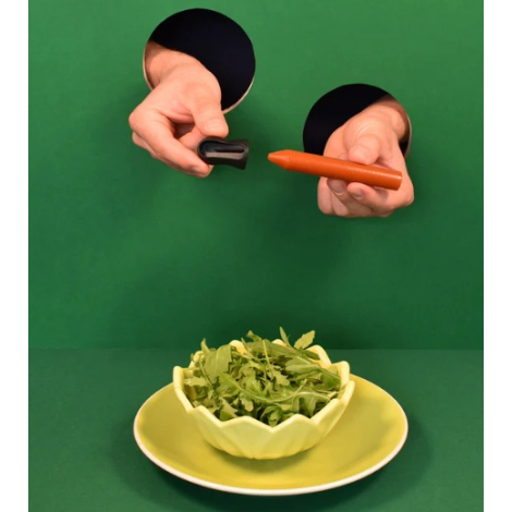 Deux mains tenant un crayon d’assaisonnement au-dessus d’une salade, sans marquage visible.