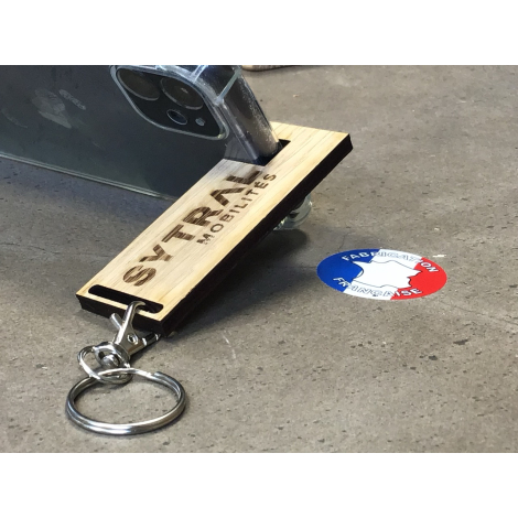 Porte-clés support téléphone publicitaire en bois