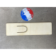 Marque-page en bois clair rectangulaire allongé, présenté à plat sur surface grise, angles arrondis et découpe en U visible en p