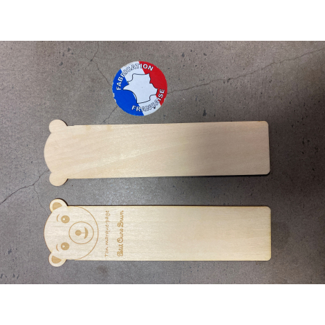 Deux marque-pages en bois présentés côte à côte sur surface grise, l’un avec motifs et texte visibles en partie supérieure, l’au