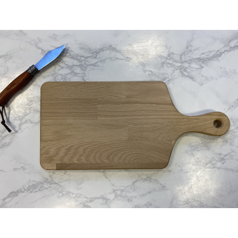 Planche à découper en chêne massif, forme rectangulaire avec angles arrondis et manche intégré percé, présentée à plat sur surfa