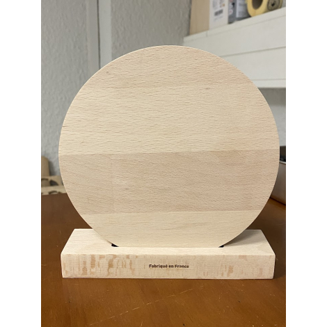 Vue arrière d’un trophée en bois avec disque circulaire et socle rectangulaire, dos du disque sans personnalisation visible, mar