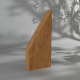 Trophée en bois sur mesure présenté de profil, montrant la tranche latérale et l’épaisseur du volume, sommet incliné visible, su