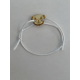 Bracelet en bois présenté seul sur fond clair avec cordon blanc ajustable, médaillon gravé en forme de tête d’ours visible de fa
