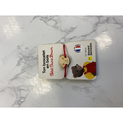 Bracelet en bois présenté sur support cartonné illustré, médaillon gravé centré avec cordon rouge, support indiquant la fabricat