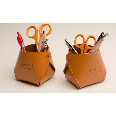 Pot à crayon en cuir marron avec personnalisation visible. 