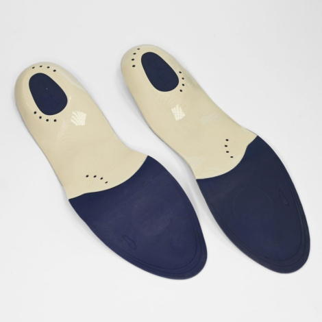 Paire de semelles intérieures bien-être posées à plat, vues côté supérieur, bicolores avec perforations visibles.
