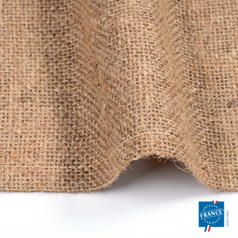 Gros plan sur la texture tissée de la toile de jute avec pli central. Aucun marquage visible.