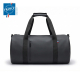 Sac de sport cylindrique noir de face avec anses noires, poche zippée verticale et étiquette tricolore. Sans marquage visible.