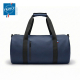 Sac de sport bleu foncé en situation extérieure à côté d’un homme assis. Sans personnalisation visible.
