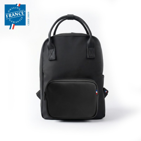 Sac à dos noir de face avec poignées assorties et poche frontale zippée. Aucun marquage apparent.