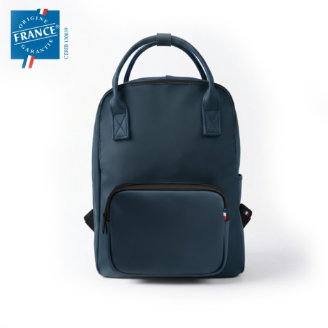 Sac à dos bleu de face avec grande poche frontale zippée et silhouette rectangulaire. Aucune personnalisation visible.