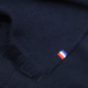 Gros plan sur plaid bleu foncé avec texture et étiquette cousue