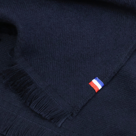 Gros plan sur plaid bleu foncé avec texture et étiquette cousue