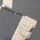 Gros plan fouta gris et blanc avec franges et étiquette cousue