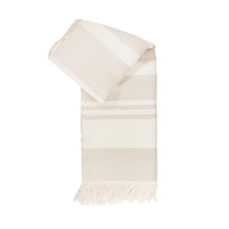 Fouta beige et blanche rayée pliée avec franges visibles